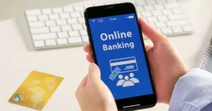 Pessoa acessando aplicativo bancário no celular para consultar conta bancária de pessoa falecida.