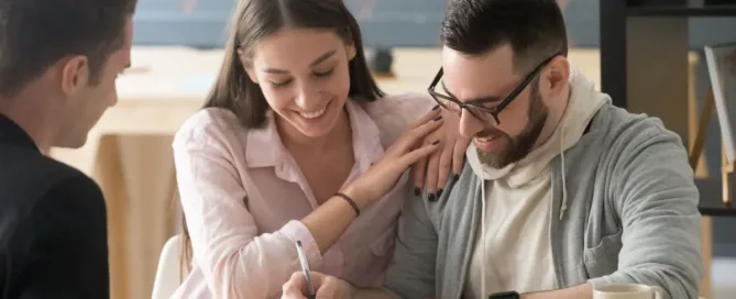 casal assinando documento representando contrato de convivência na união estável e formalização das regras da relação