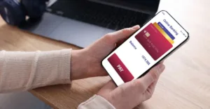 Pessoa usando aplicativo bancário no celular, ilustrando conta bloqueada por suspeita de fraude e problemas de acesso a serviços financeiros.
