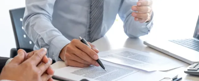 Profissional explicando contrato de seguro de vida e direitos do beneficiário após o falecimento do segurado.