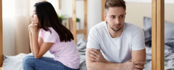 Casal afastado durante discussão sobre separação total de bens e partilha no divórcio.