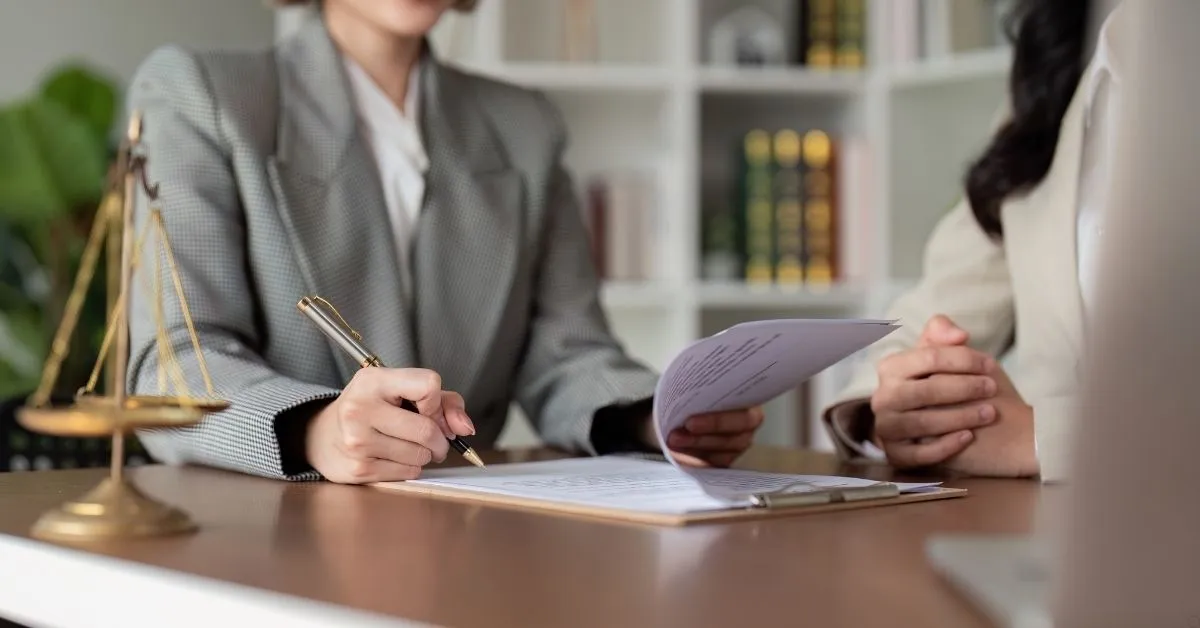 Advogada analisando documentos com cliente sobre união estável não formalizada e direito à herança.