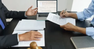 Empresário e advogado analisando contrato para ação renovatória de locação comercial