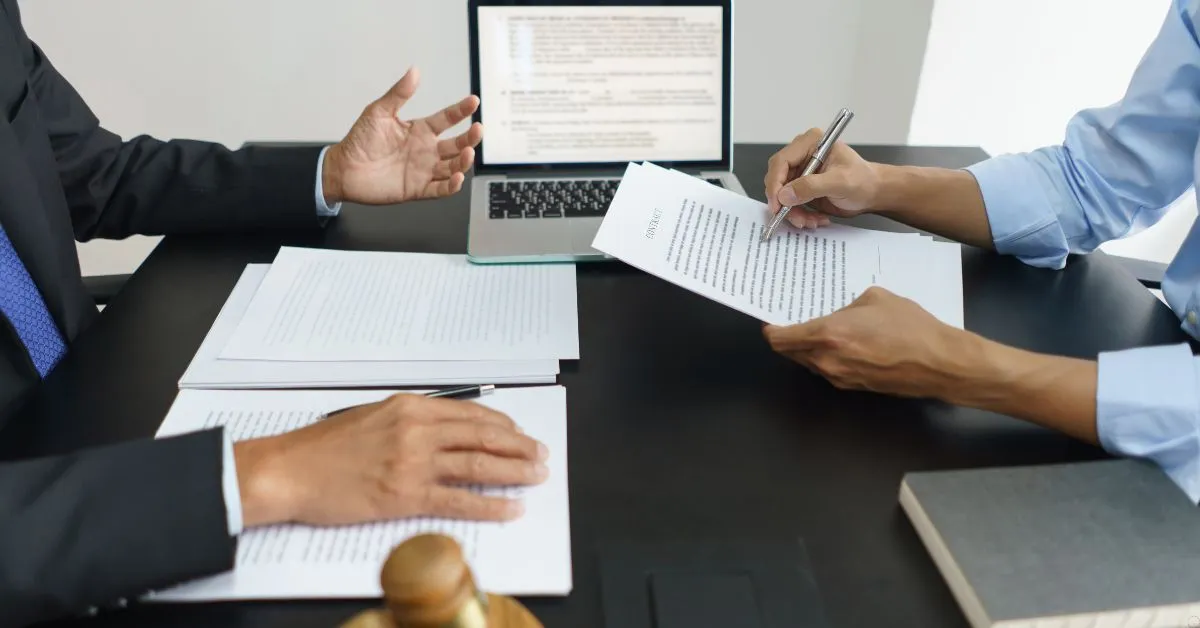Empresário e advogado analisando contrato para ação renovatória de locação comercial