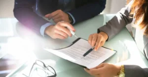 Sócios analisando documento empresarial durante reunião sobre acordo de sócios e contrato social