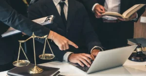 AAdvogados analisando informações empresariais em notebook durante assessoria jurídica empresarial