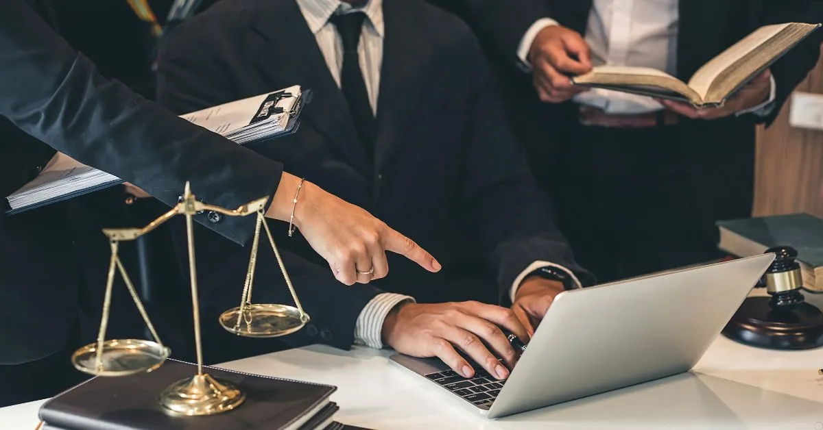 AAdvogados analisando informações empresariais em notebook durante assessoria jurídica empresarial
