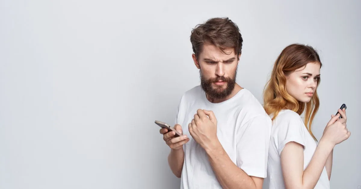 Casal em processo de separação usando celulares, representando dúvidas sobre FGTS e partilha no divórcio.
