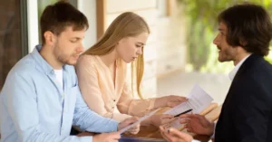 Casal analisando documentos para outorga conjugal na venda de imóvel