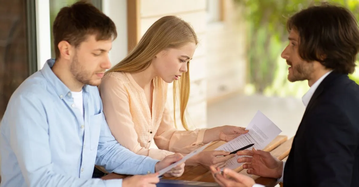 Casal analisando documentos para outorga conjugal na venda de imóvel