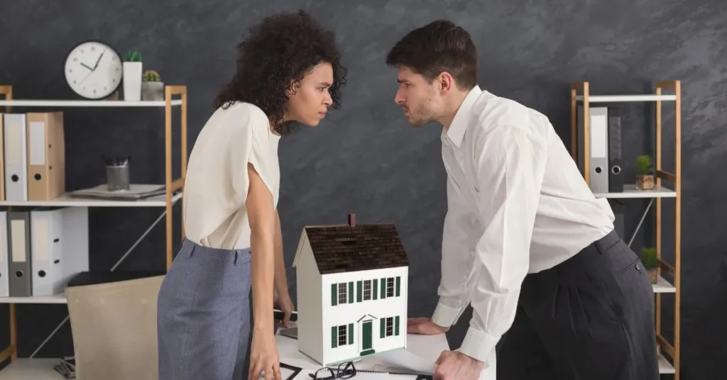 Dois coproprietários discutindo a venda de um imóvel em comum