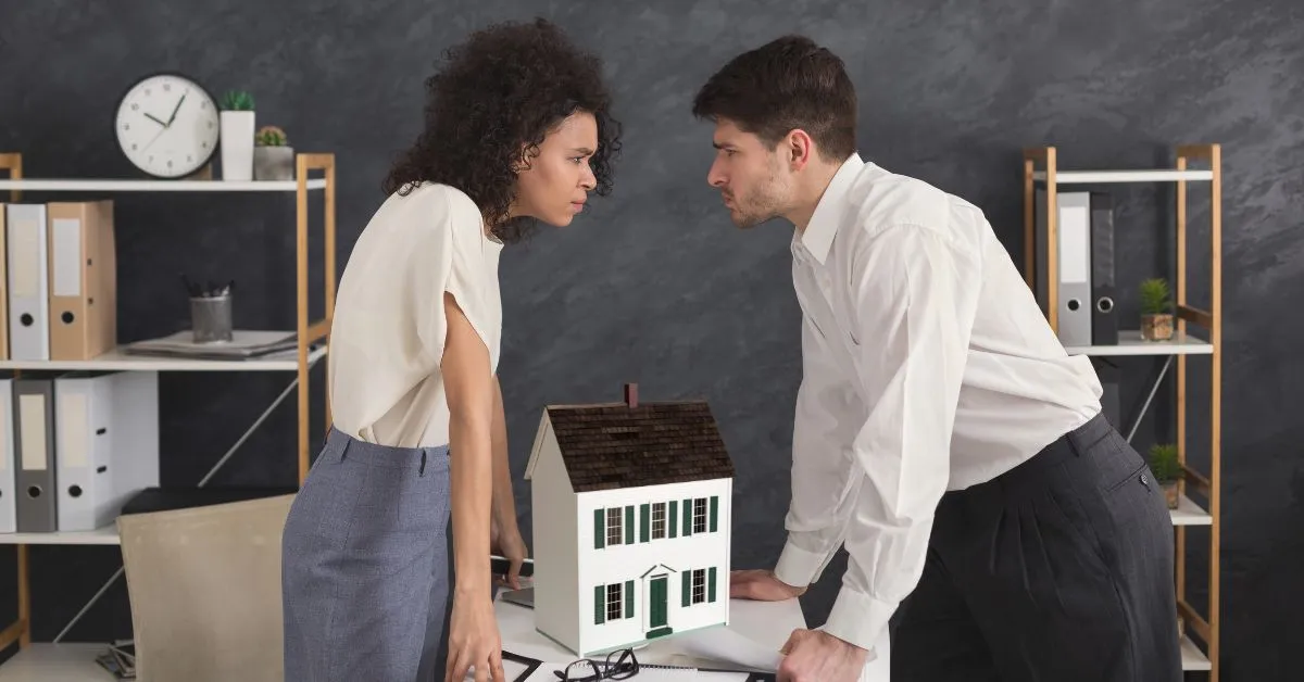 Dois coproprietários discutindo a venda de um imóvel em comum