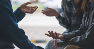 Familiares discutindo a devolução de um imóvel emprestado